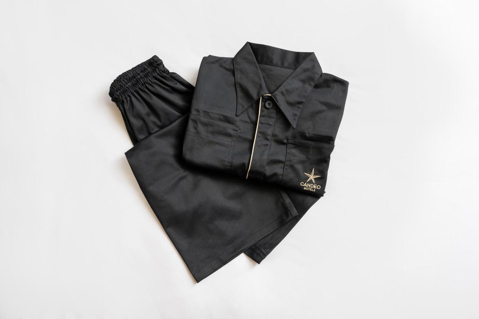 Candeo Hotels Osaka The Tower Phòng bức ảnh A set of black overalls