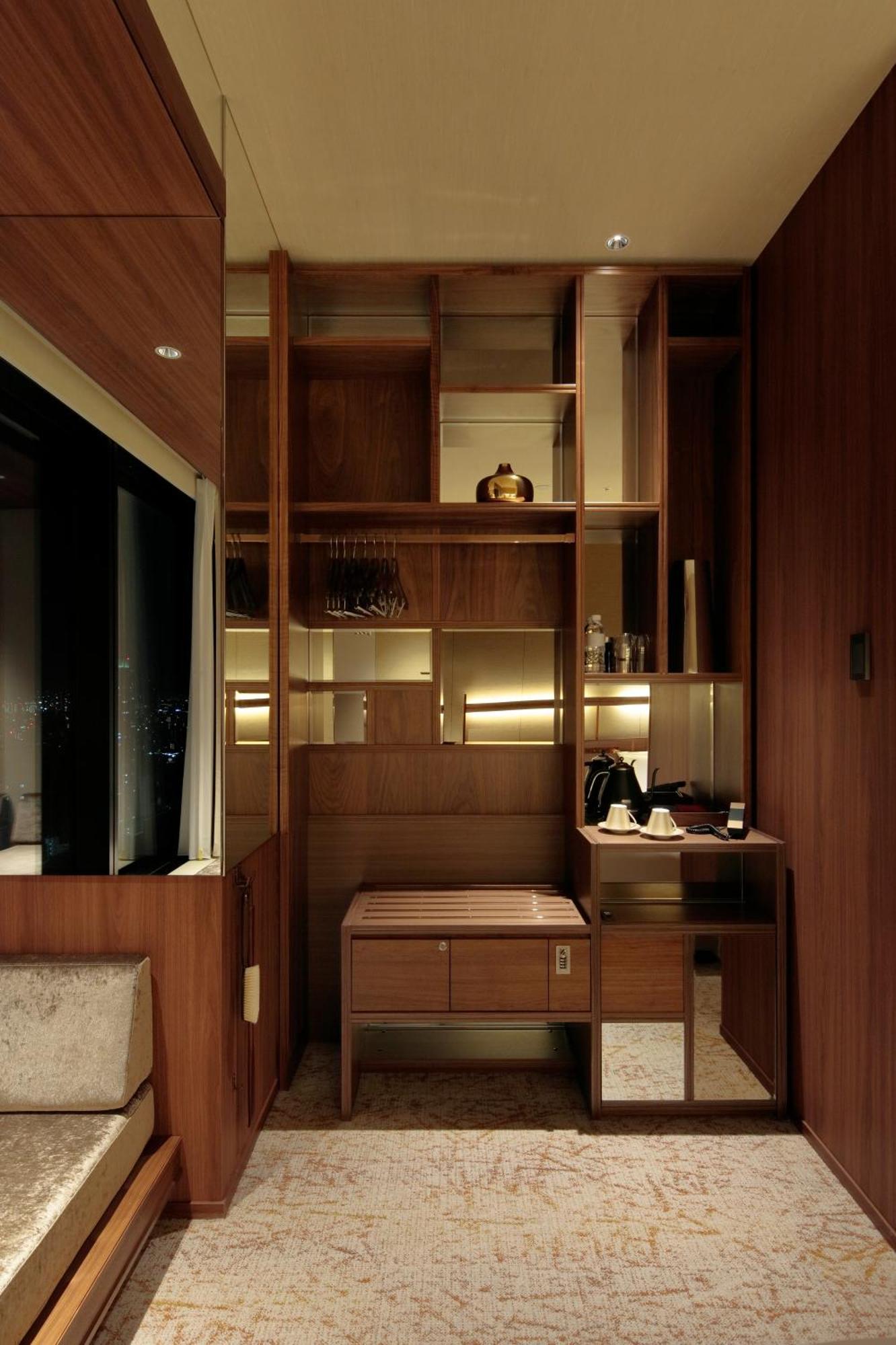 Candeo Hotels Osaka The Tower Phòng bức ảnh A wet bar in a hotel room