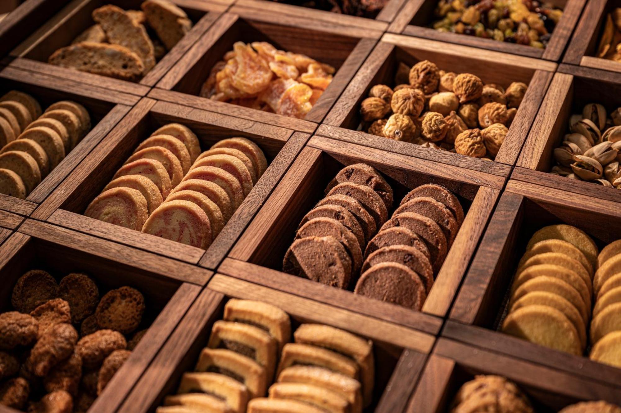 Candeo Hotels Osaka The Tower Ngoại thất bức ảnh A selection of biscuits