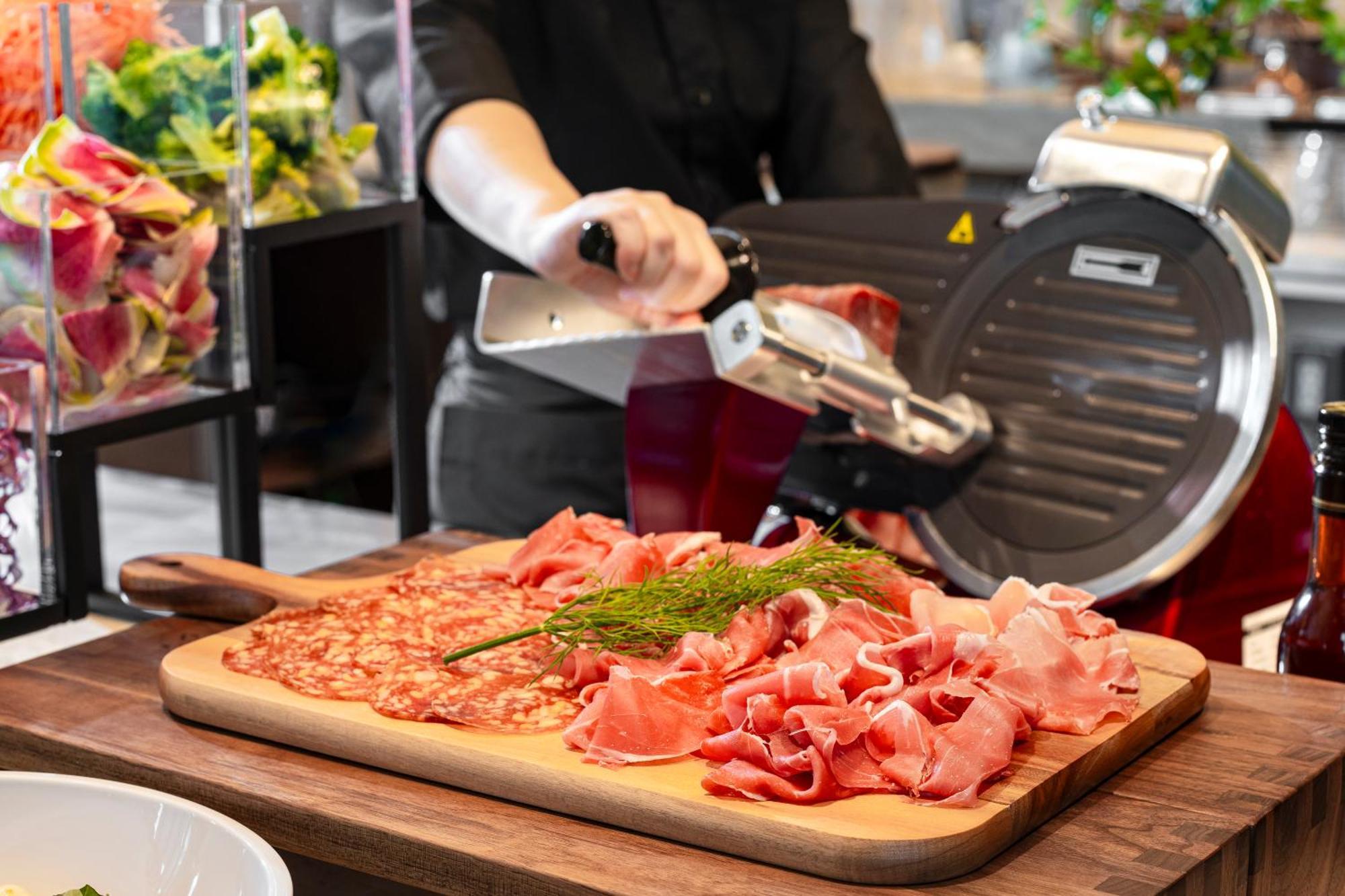 Candeo Hotels Osaka The Tower Ngoại thất bức ảnh A deli slicer in action