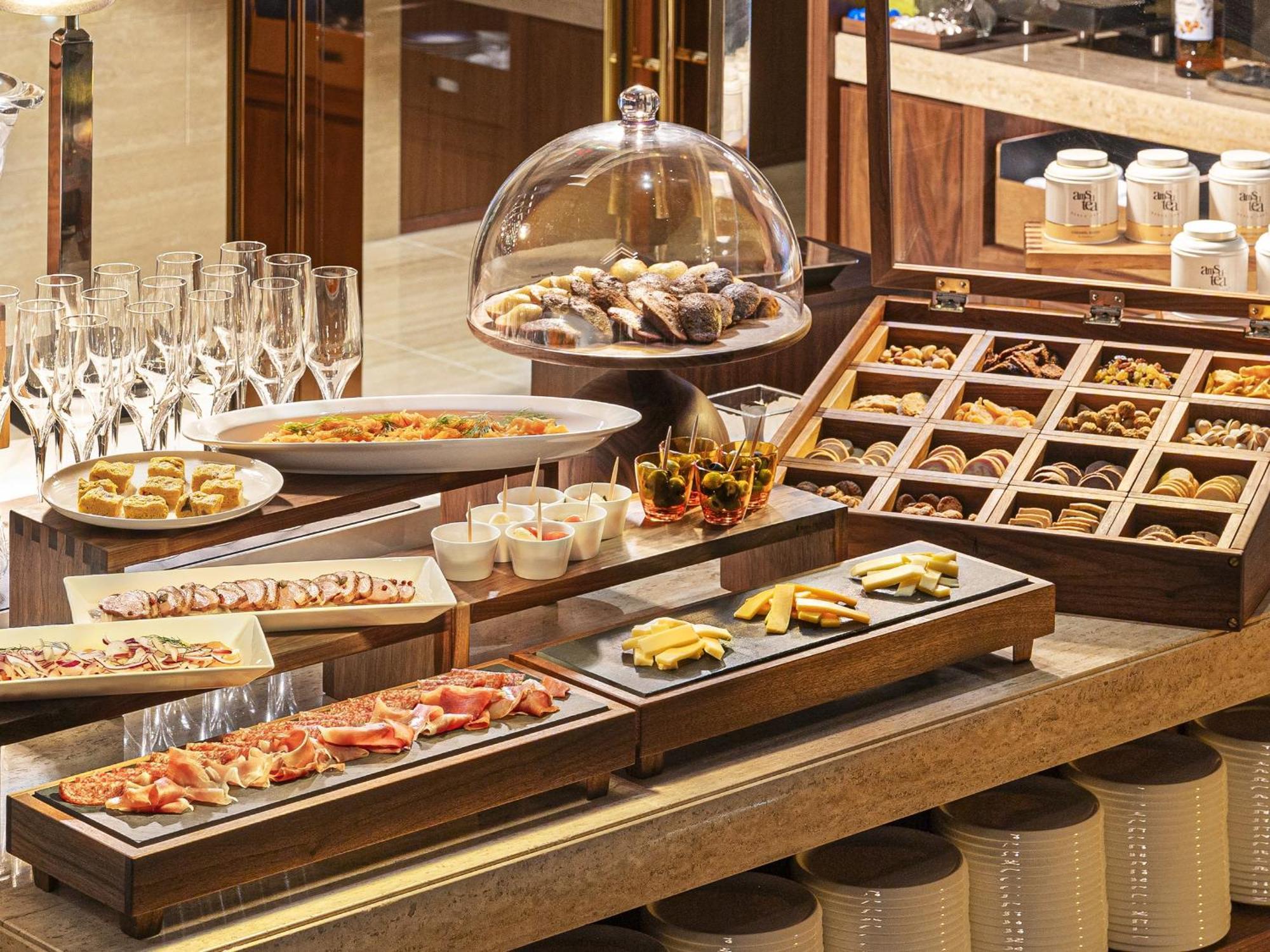 Candeo Hotels Osaka The Tower Ngoại thất bức ảnh A buffet at a hotel